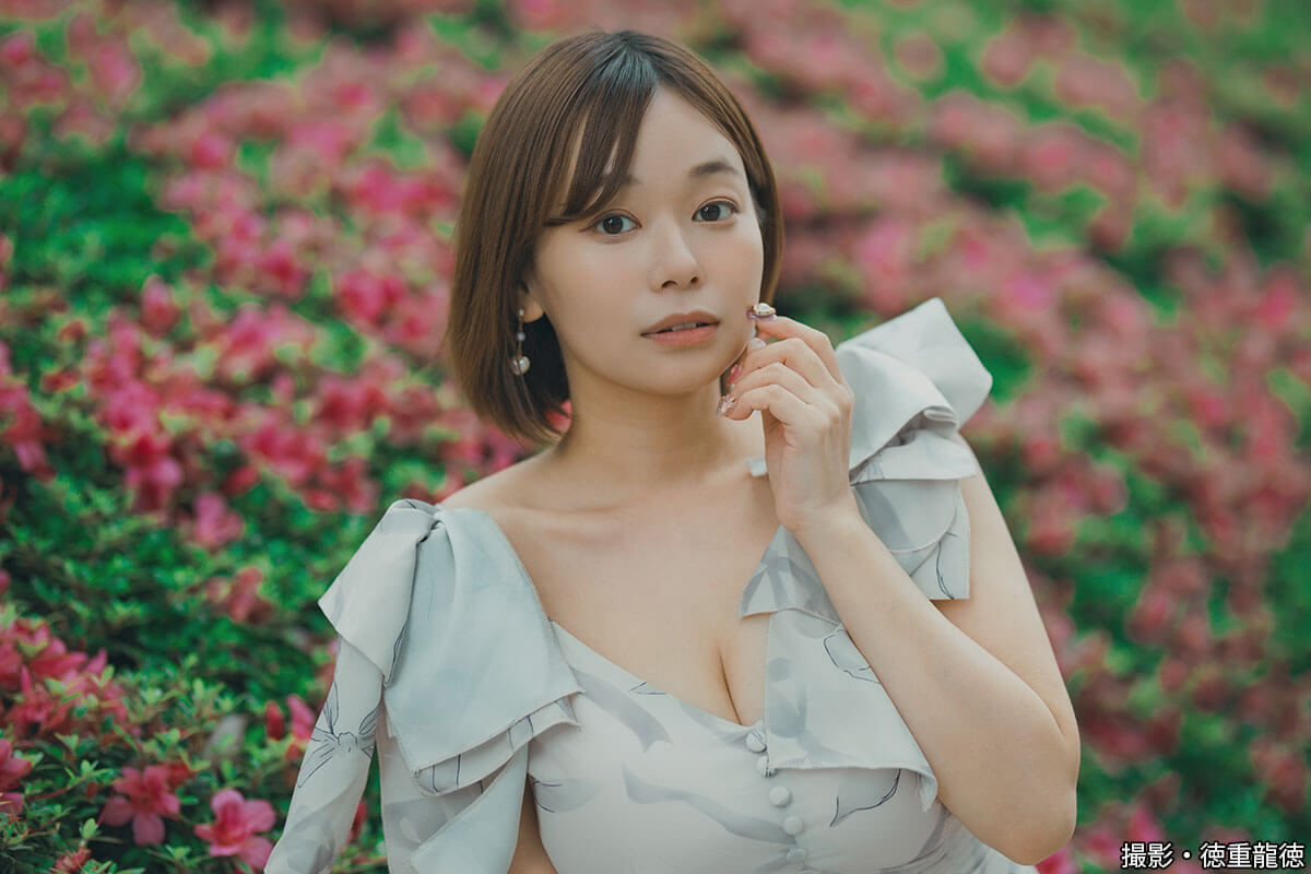 和地つかさがグラスを手に笑顔を見せる姿。「飲み姿カワイイ」で注目された彼女の一人飲みのスタイルを象徴する一枚。