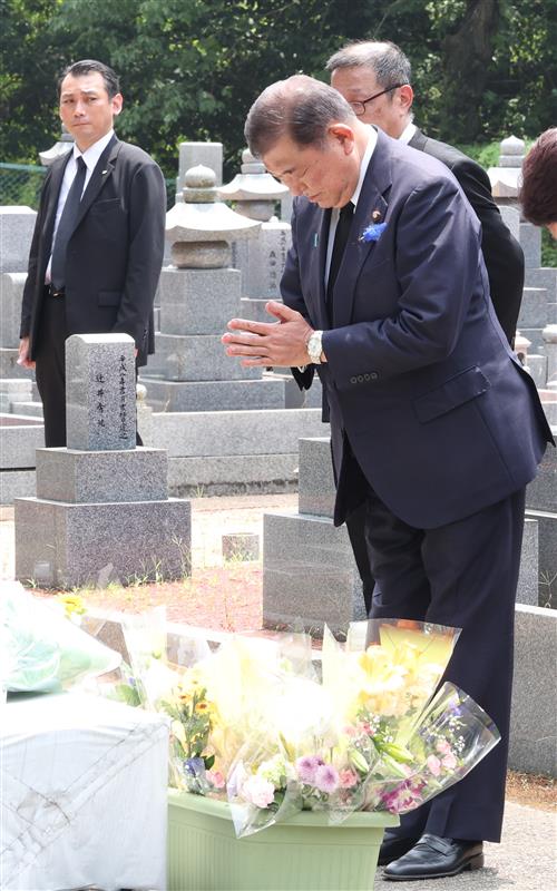 日本の参議院選挙中に演説を行う政治家と集まった聴衆の様子