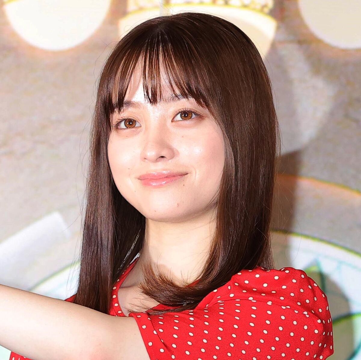 「アサヒビール スマドリ ダブルインパクト」生放送でMCを務める橋本環奈。デコルテを強調した黒いドレス姿が視聴者を魅了した。