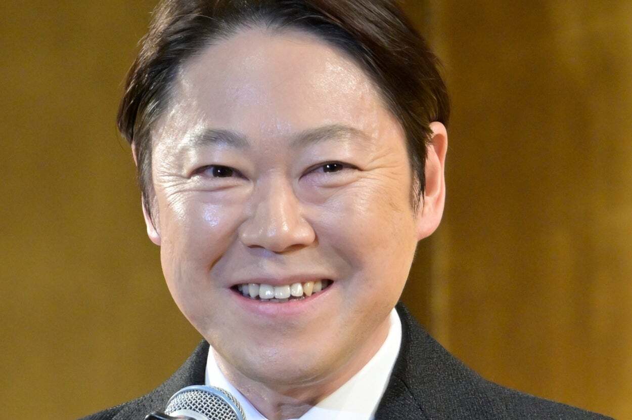 ドラマ「しあわせな結婚」の公式Instagramで公開された、阿部サダヲさんと小雪さんのツーショット写真。阿部サダヲさんはダークスーツ、小雪さんは肩と胸元の開いた赤い衣装を着用し、親密な雰囲気でカメラに笑顔を向けている。