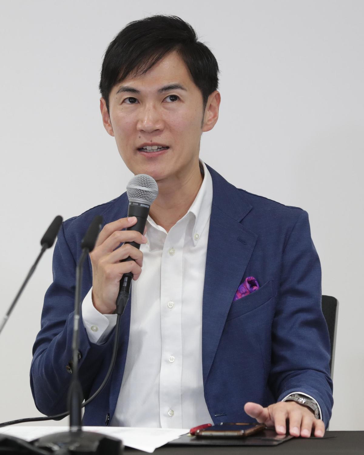 参院選での敗北を受け、会見に臨む石丸伸二氏の様子。