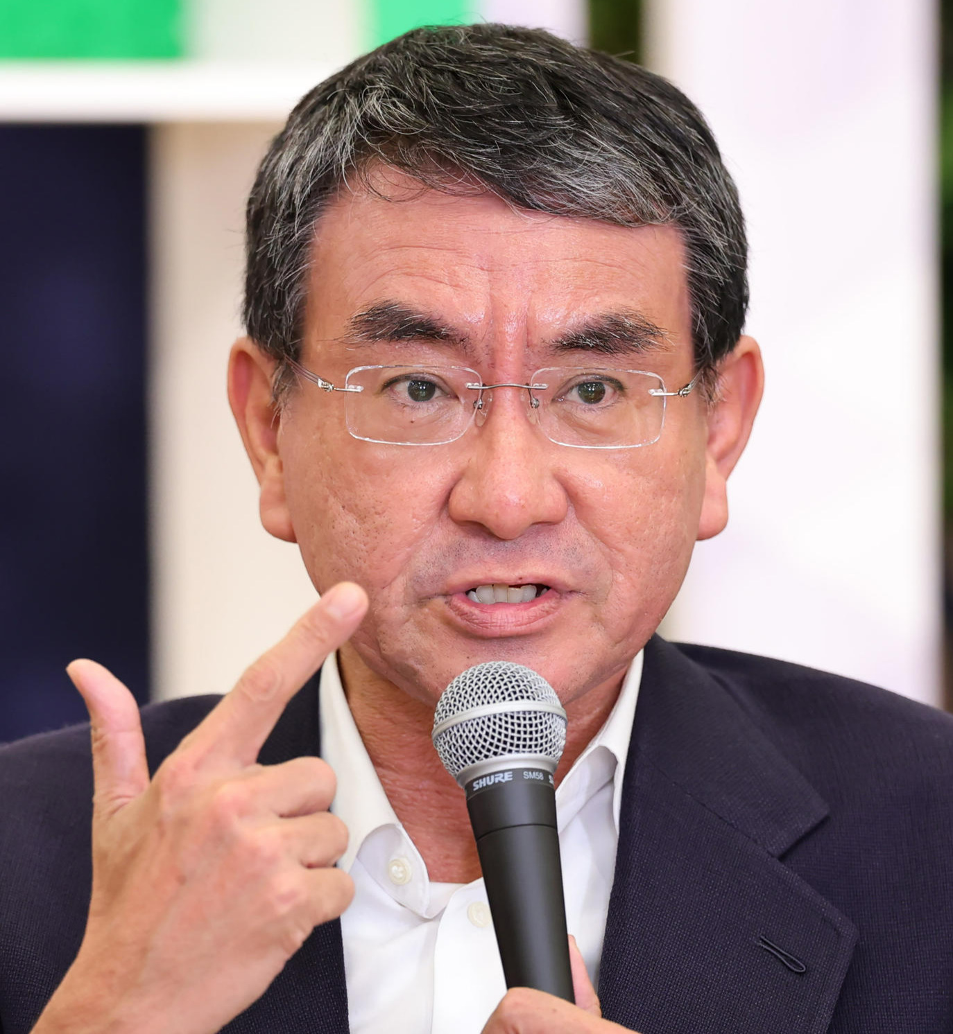 自民党の河野太郎氏が物価高対策に関する見解を述べる様子