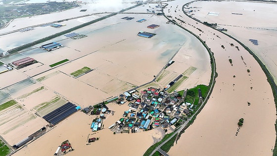 忠清南道礼山郡挿橋邑の豪雨による浸水被害状況を示す写真。500ミリ以上の雨量が2日間続き、広範囲が冠水した。