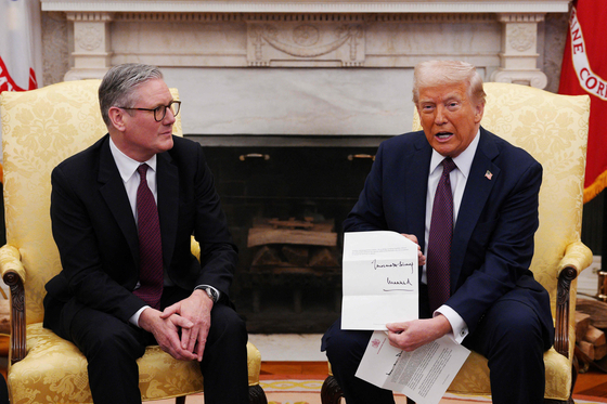 ホワイトハウスで英国首相から招待状を受け取るドナルド・トランプ元米大統領とスターマー英首相