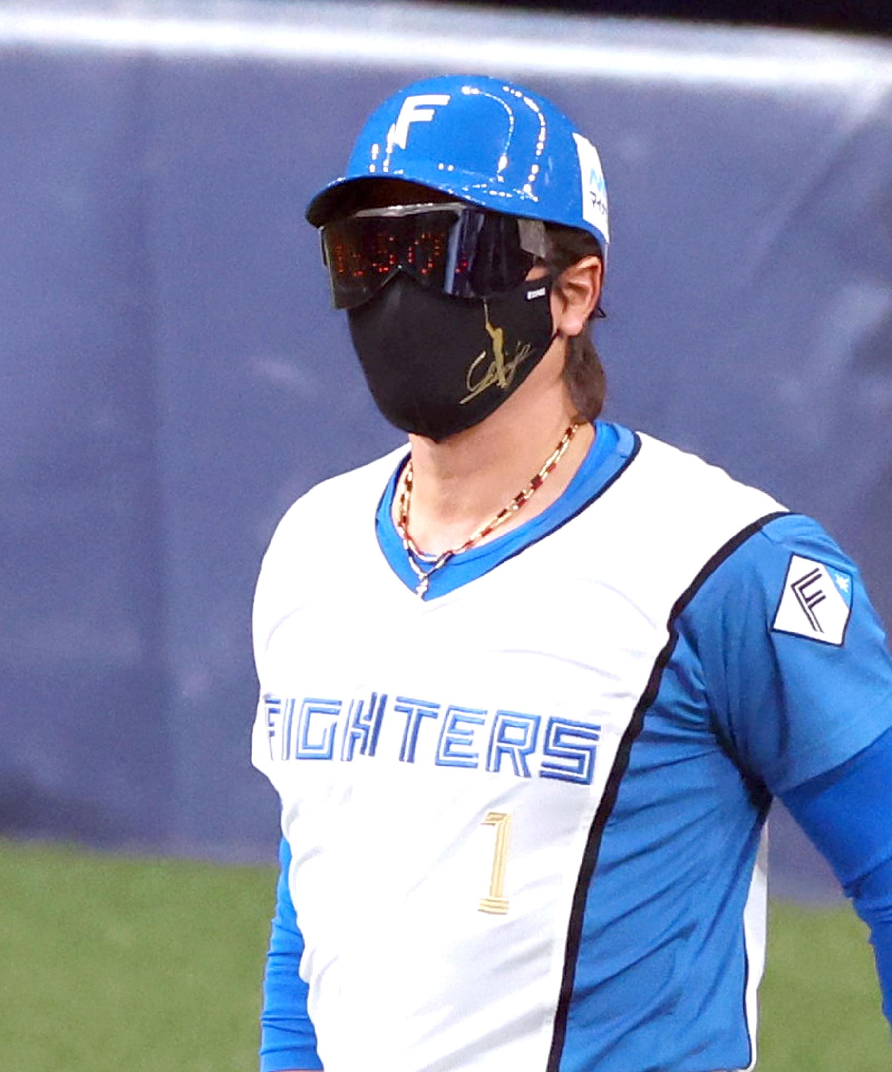 日本ハム 新庄剛志監督が160万円サングラスでサイン伝達