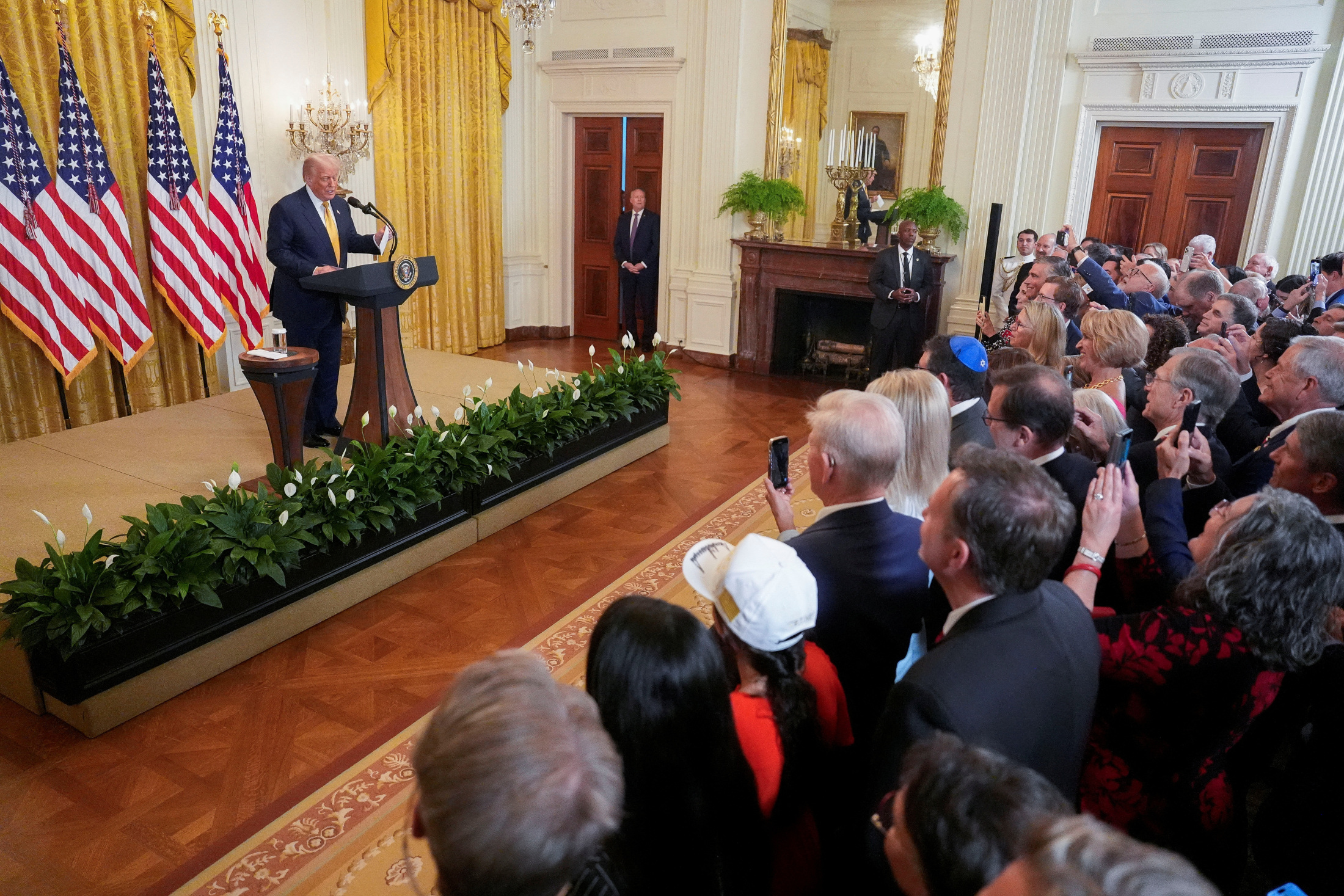 日米貿易協定締結後の会見に臨むトランプ米大統領