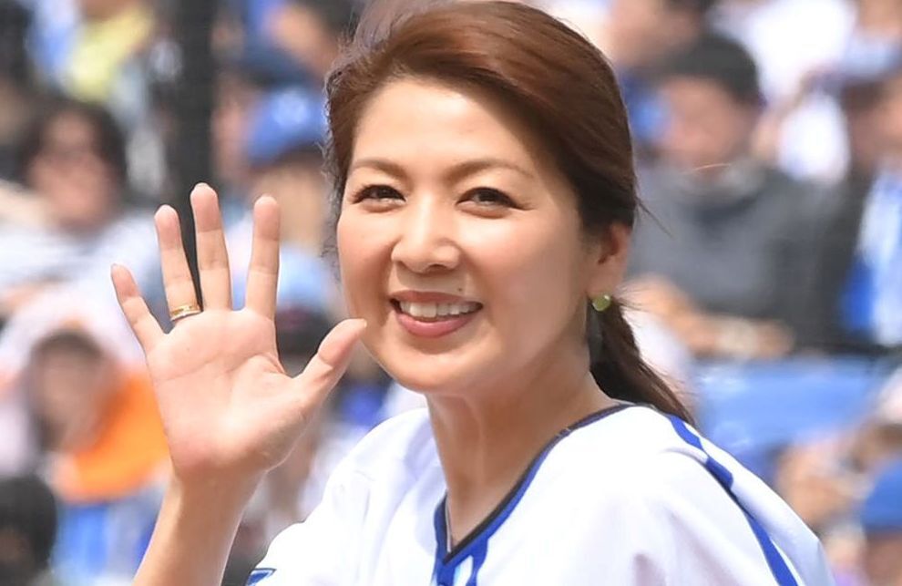 飯島直子が父の命日に手作りしたハンバーグなどの大好物フルコースと、ご両親の遺影。愛情のこもった供養の様子。