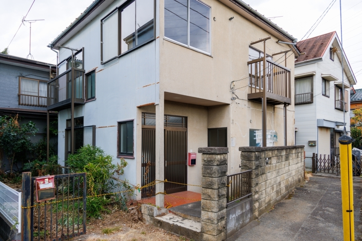 都内の住宅地にある一般的な戸建て家屋のイメージ。都心部の不動産価格高騰により、見た目は普通でも高額な相続税の対象となる実家を表す。