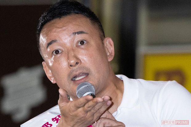 参議院選挙期間中、クワトロ・バジーナに扮しユニコーンガンダム像前で演説するれいわ新選組の山本太郎代表