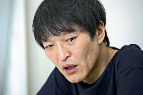 ひきこもり経験を語るお笑い芸人・千原ジュニアさんの肖像
