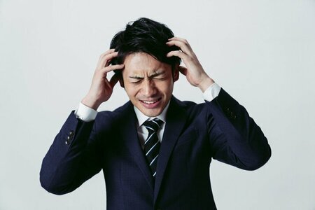 所得の半分が税金や社会保障費として消える現実を示すイメージ
