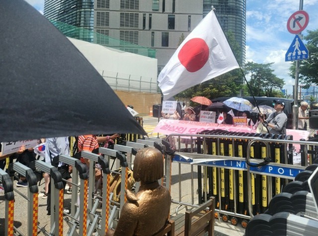 「少女像」前で慰安婦反対団体が集会　反日団体の座り込み中止で＝韓国