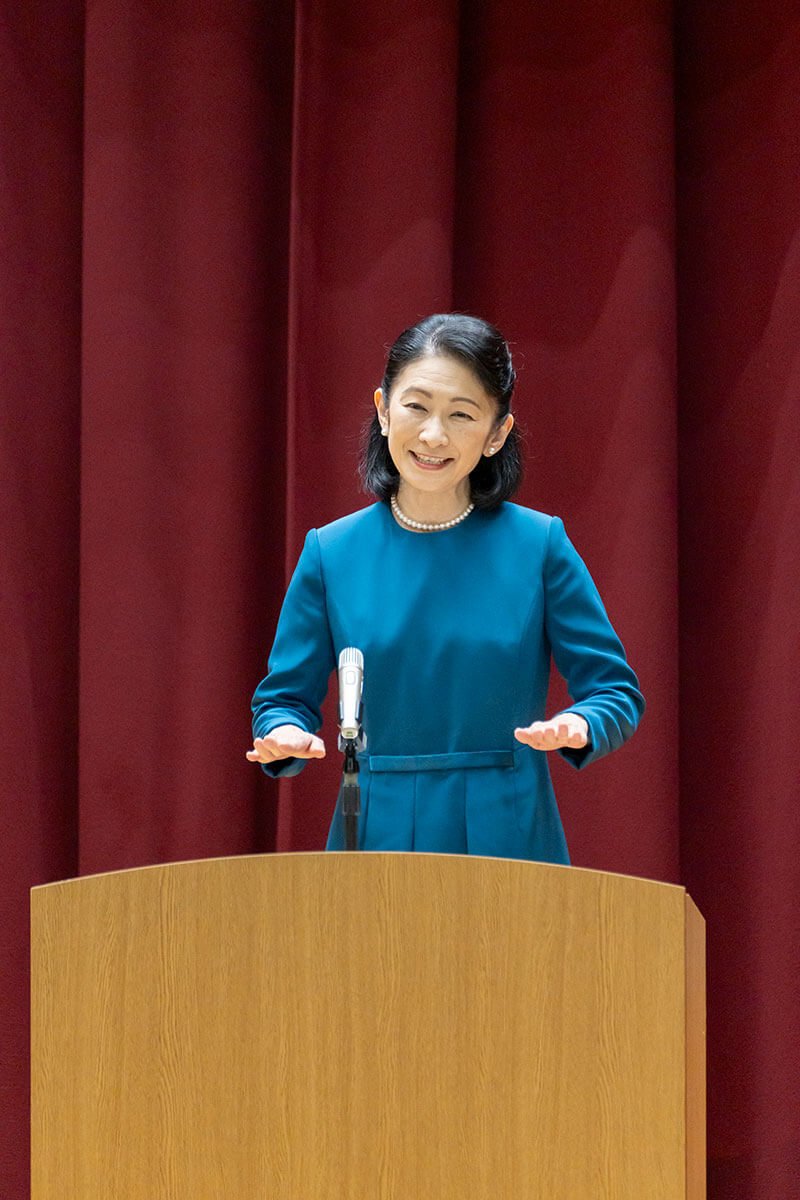 秋篠宮邸で公務にあたる秋篠宮妃紀子さま。悠仁さまの成年式を控え、職員への指導が注目されている。