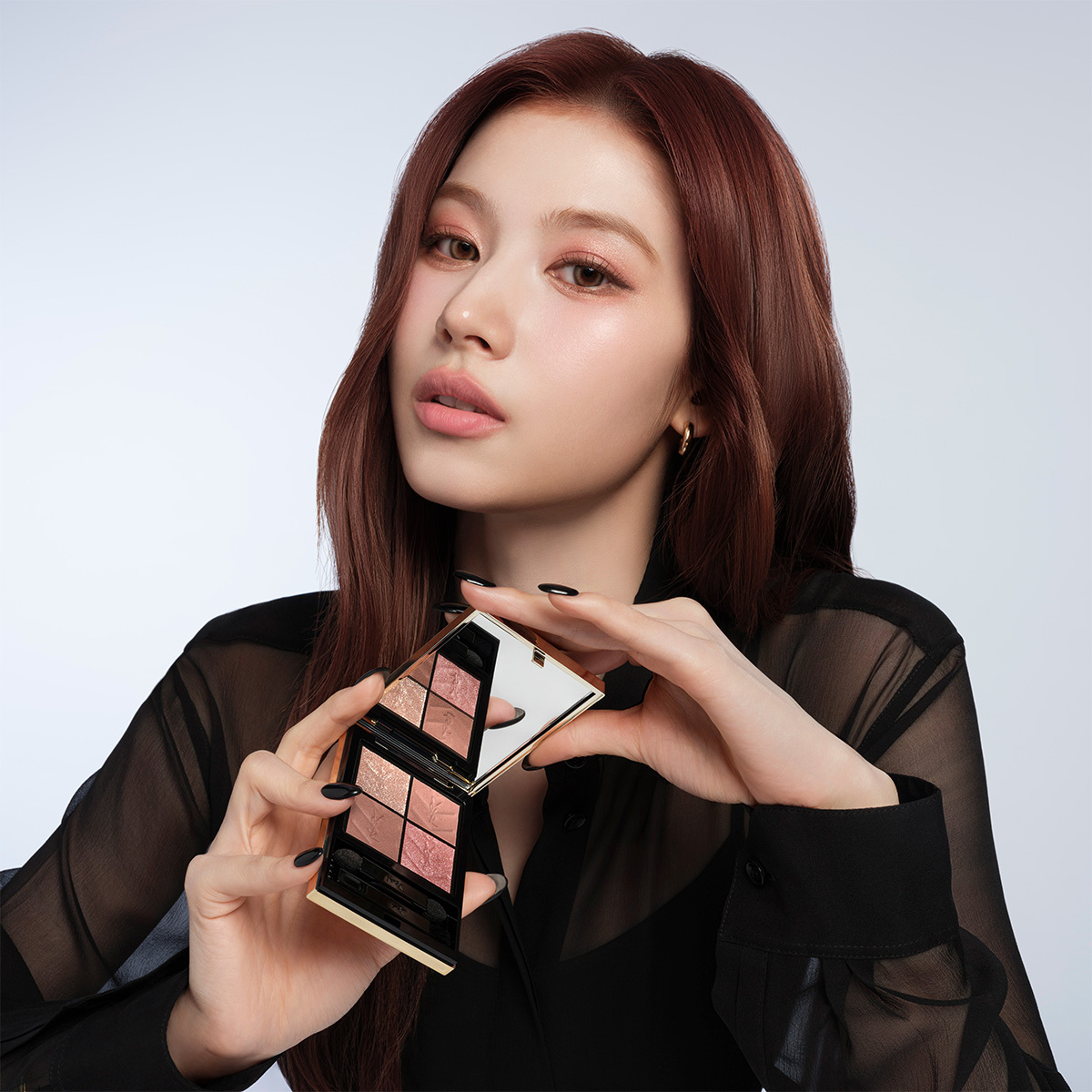 TWICEサナが「YSL」の 新作“クチュール ミニ クラッチ”をまとっ