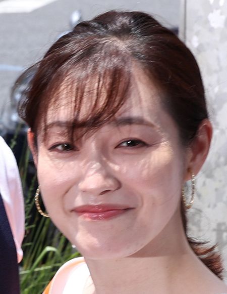 参政党さや氏が東京都選挙区で堂々2位当選を果たし、自身の「秘密の夫」が著名な音楽家であると報じられた瞬間を捉えたイメージ写真。