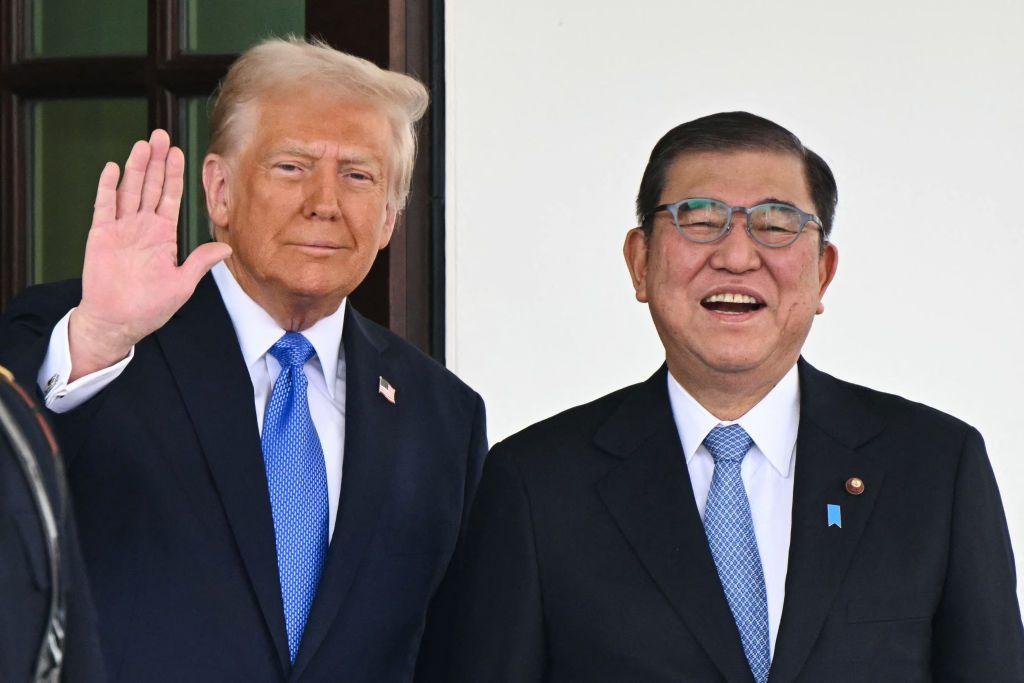 ドナルド・トランプ大統領と石破茂首相、日米貿易合意発表の記者会見で笑顔を見せる様子。