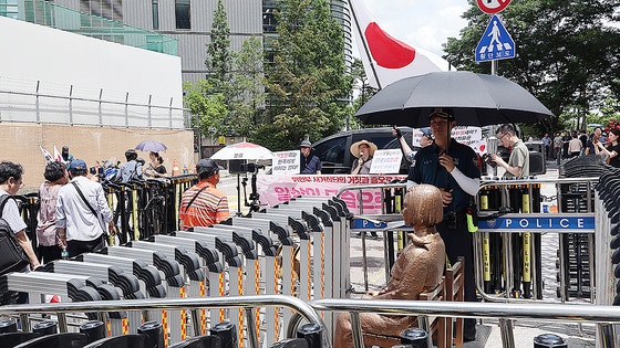 ソウル旧日本大使館前の少女像付近で、日章旗を掲げる極右団体の集会