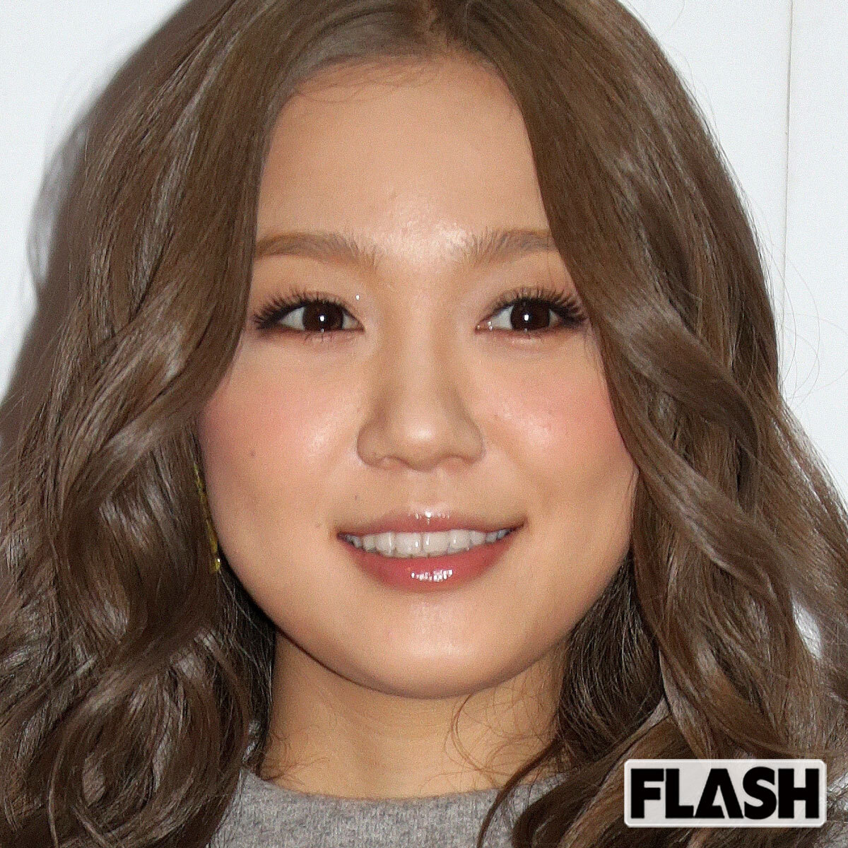 活動休止前、茶髪の巻き髪が印象的だった頃の西野カナ