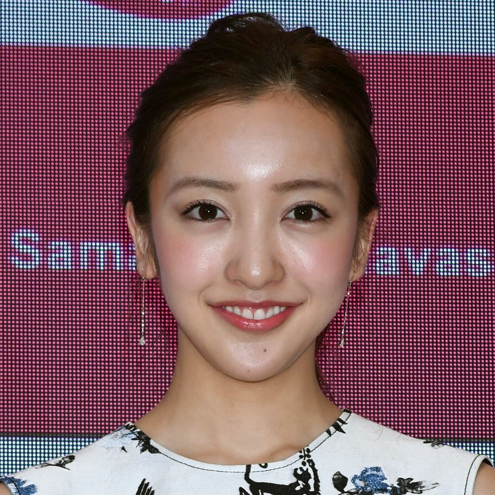 板野友美と娘がお揃いのワンピースを着て向き合う、新居での仲睦まじいツーショット写真。