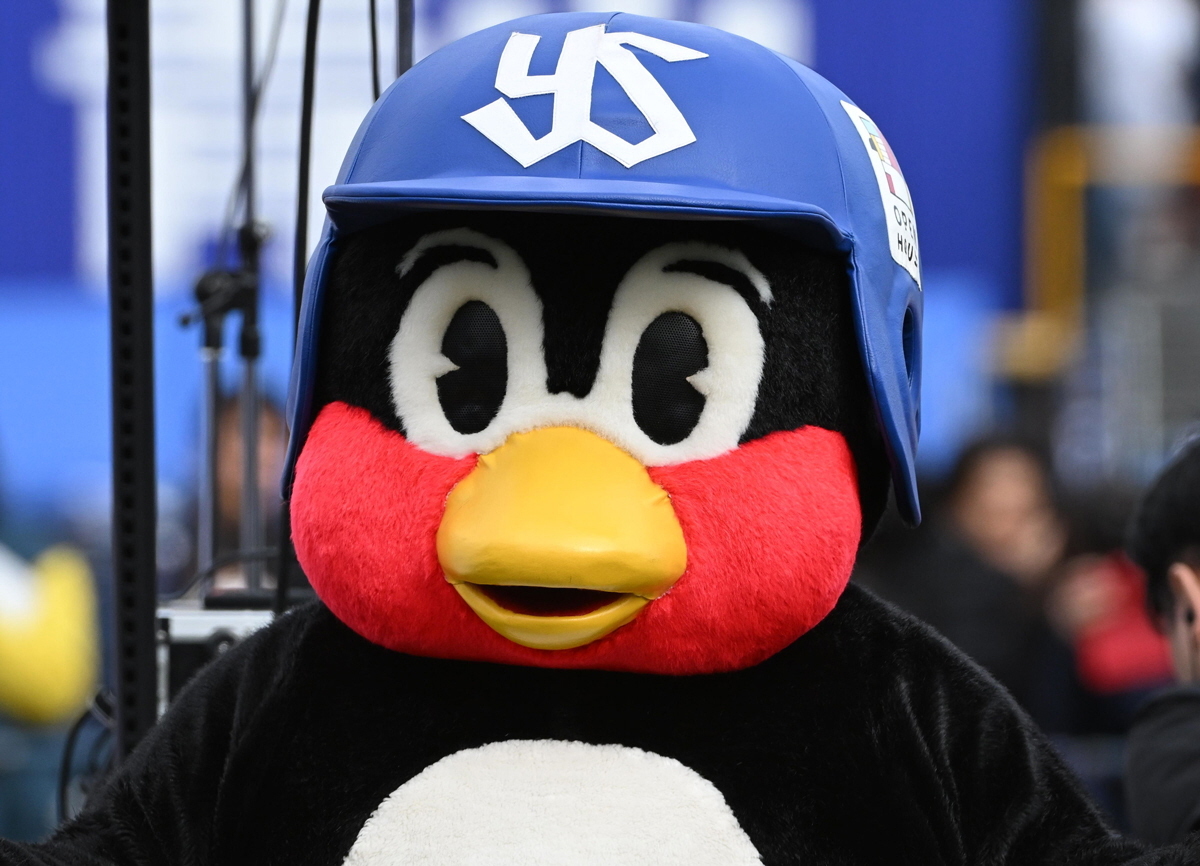ヤクルト マスコットショーのステージにつば九郎人形 担当者が