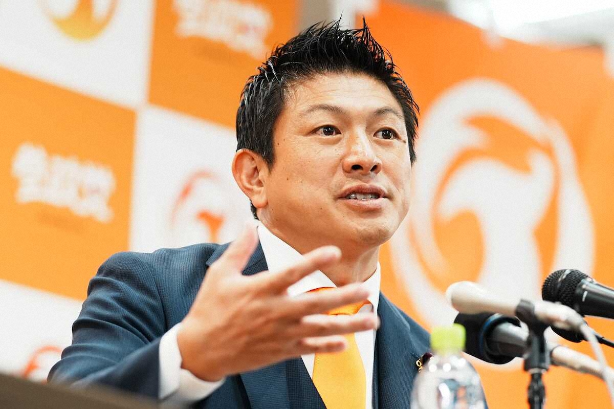 参政党の神谷宗幣代表が記者会見で話す様子