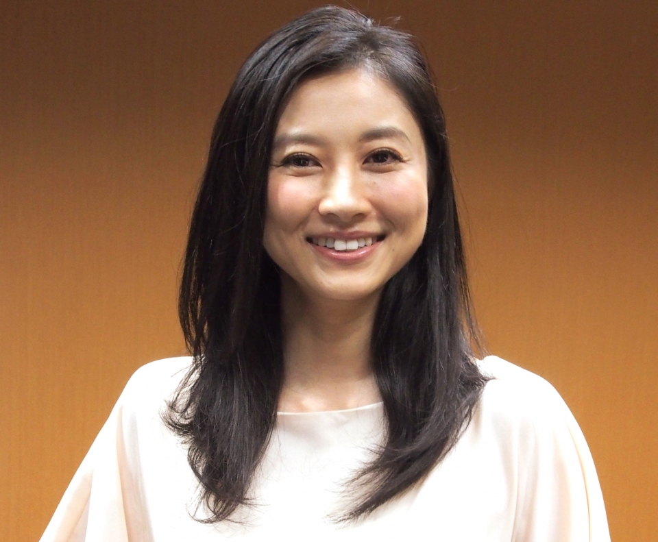 女優・菊川怜が子育てエッセイ連載で公開した、穏やかな笑顔が印象的なマタニティフォト。