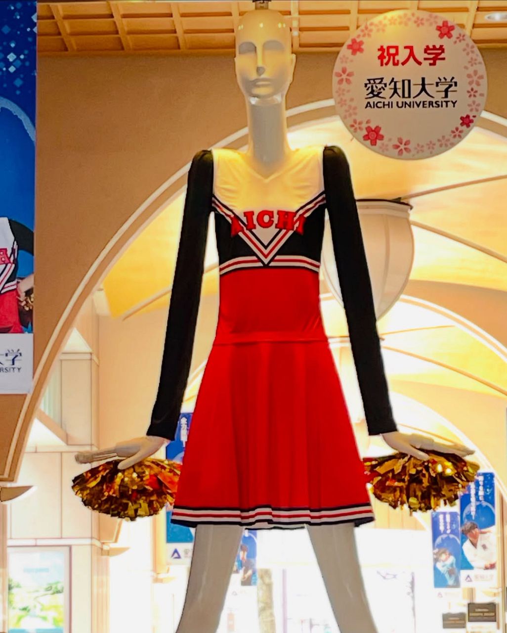 名古屋駅前、名鉄百貨店本店のナナちゃん人形が、劇場版「鬼滅の刃」とのコラボで竈門炭治郎の姿に変身した様子。