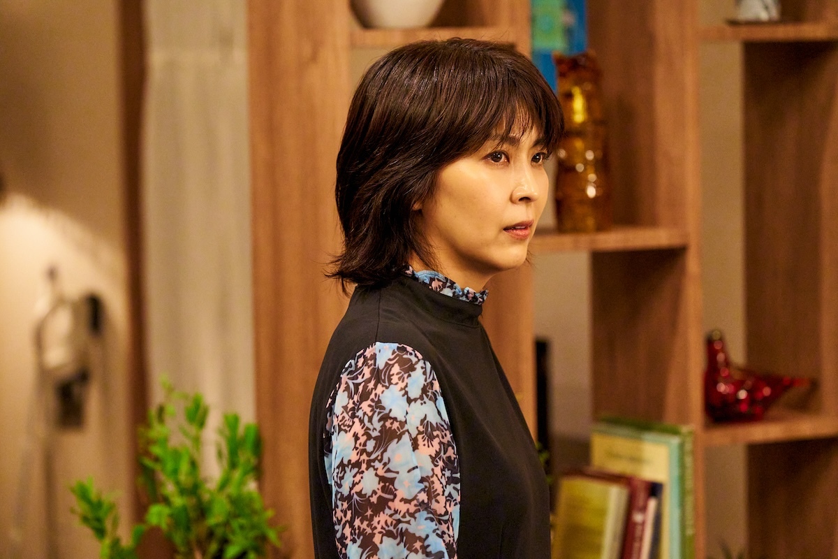 テレビ朝日系ドラマ『しあわせな結婚』より、鈴木ネルラ役の松たか子と原田幸太郎役の阿部サダヲ。二人の関係性と、隠された過去が物語の鍵を握る。