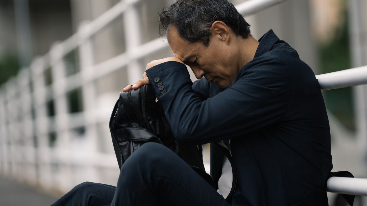 老後の生活資金について考える高齢男性のイメージ