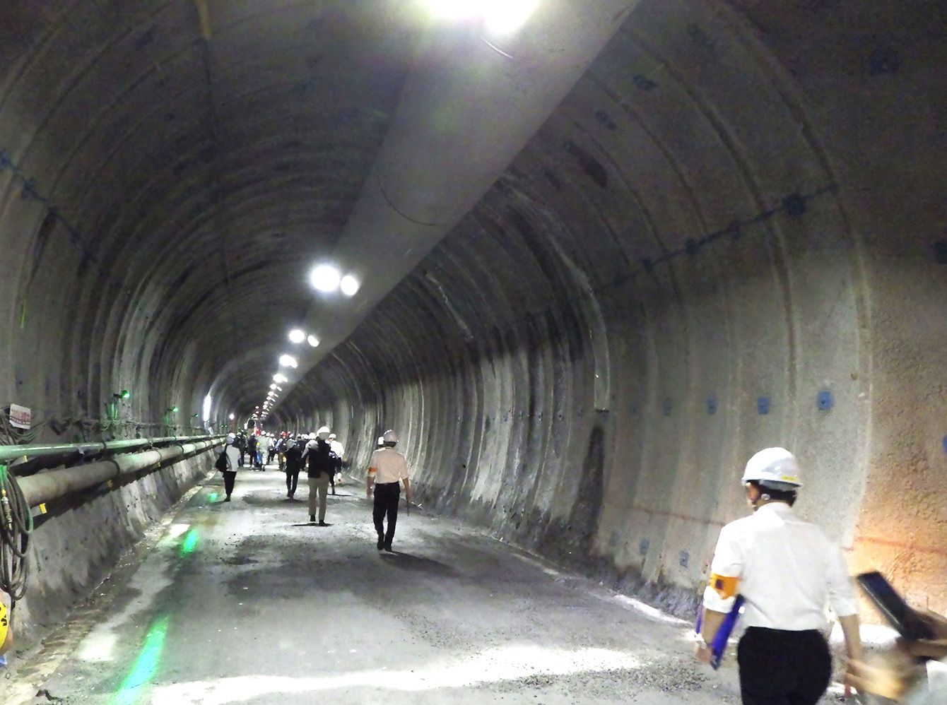 南アルプストンネル山梨工区の先進坑掘削現場。リニア中央新幹線の工事遅延が各地で報告される中、技術的な課題が浮き彫りになっています。