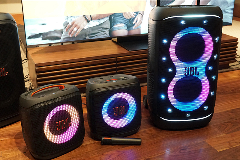 JBL、バッテリー駆動で“バレーコート2面分をカバー”する
