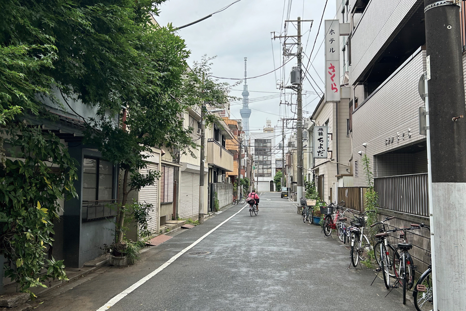 東京都山谷地区の風景。同地は日本有数のドヤ街として知られ、生活保護受給者が集中する地域として日本の貧困問題の象徴となっている。
