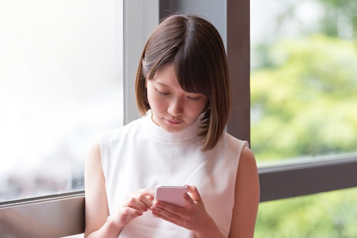 スマートフォンが普及した現代における選挙活動の様子。SNSを通じた情報拡散と世論形成の重要性を示唆するイメージ。