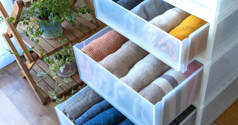整然と並べられた収納ボックスのイメージ。完璧な収納が必ずしも使いやすいとは限らない現状を示す。