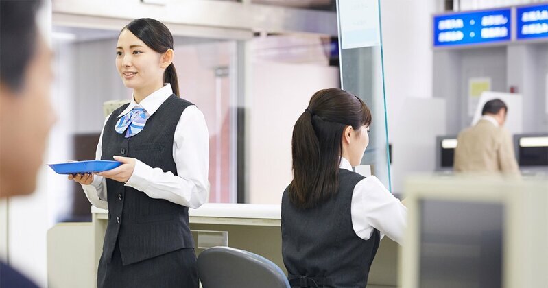 新婚旅行中に上司から仕事の電話がかかってきた状況を想起させるイメージ写真