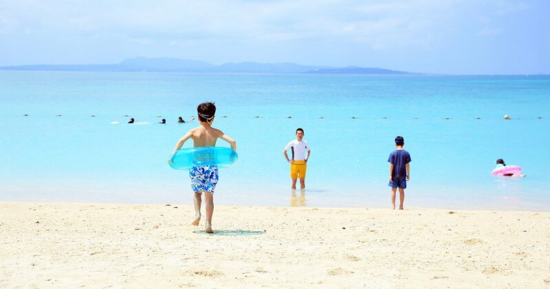 夏の海と白い砂浜のイメージ写真。透明度の高い海水浴場での安全なレジャーの様子を示す。