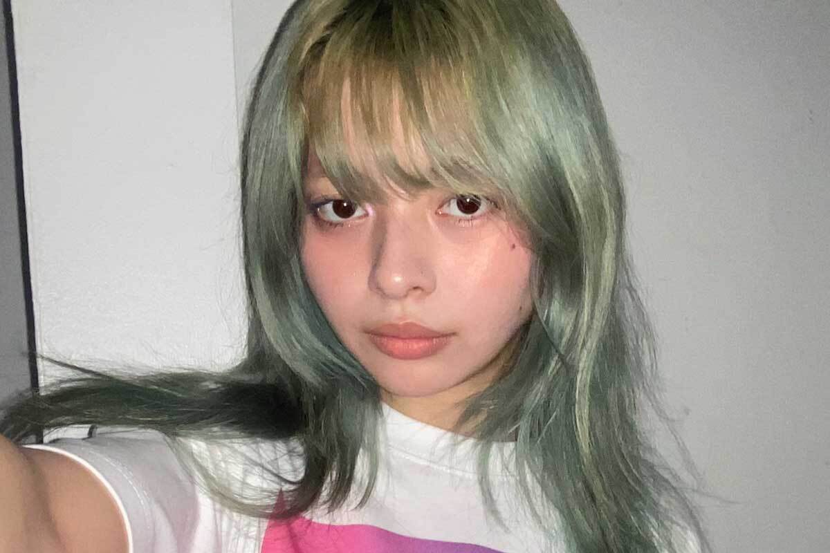 わき毛をそらないグラビアアイドルあにお天湯の自撮りショット、すっぴんの自然な表情