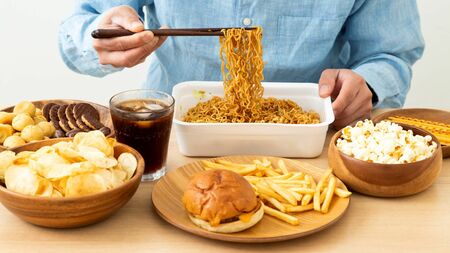 現代人の肥満に繋がる超加工食品のイメージ。食品産業が大量摂取を促す製品を開発している背景を示す。