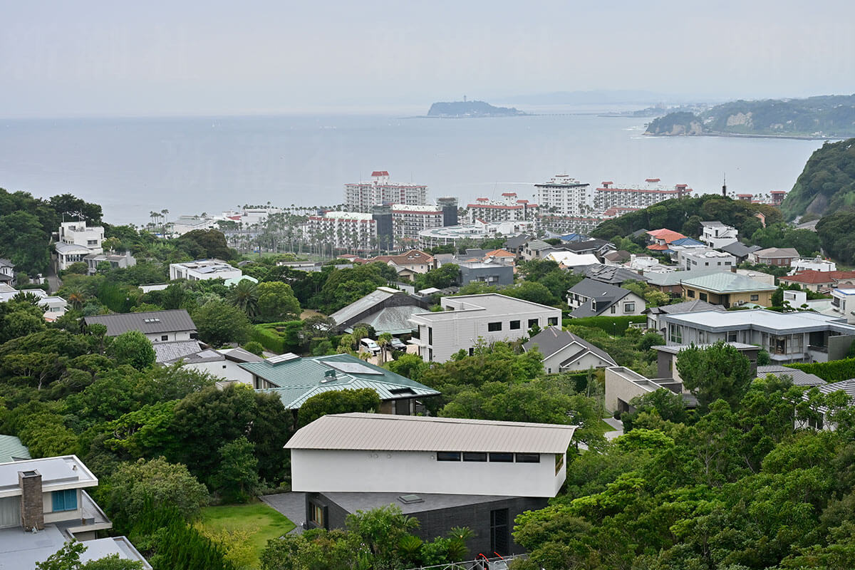 披露山庭園住宅地の広大な敷地に立ち並ぶ高級邸宅群。