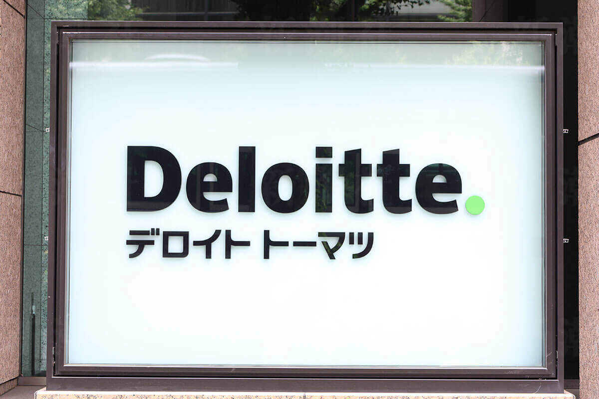 デロイト トーマツ コンサルティングとコンサル業界の集団引き抜き事件を象徴するイメージ
