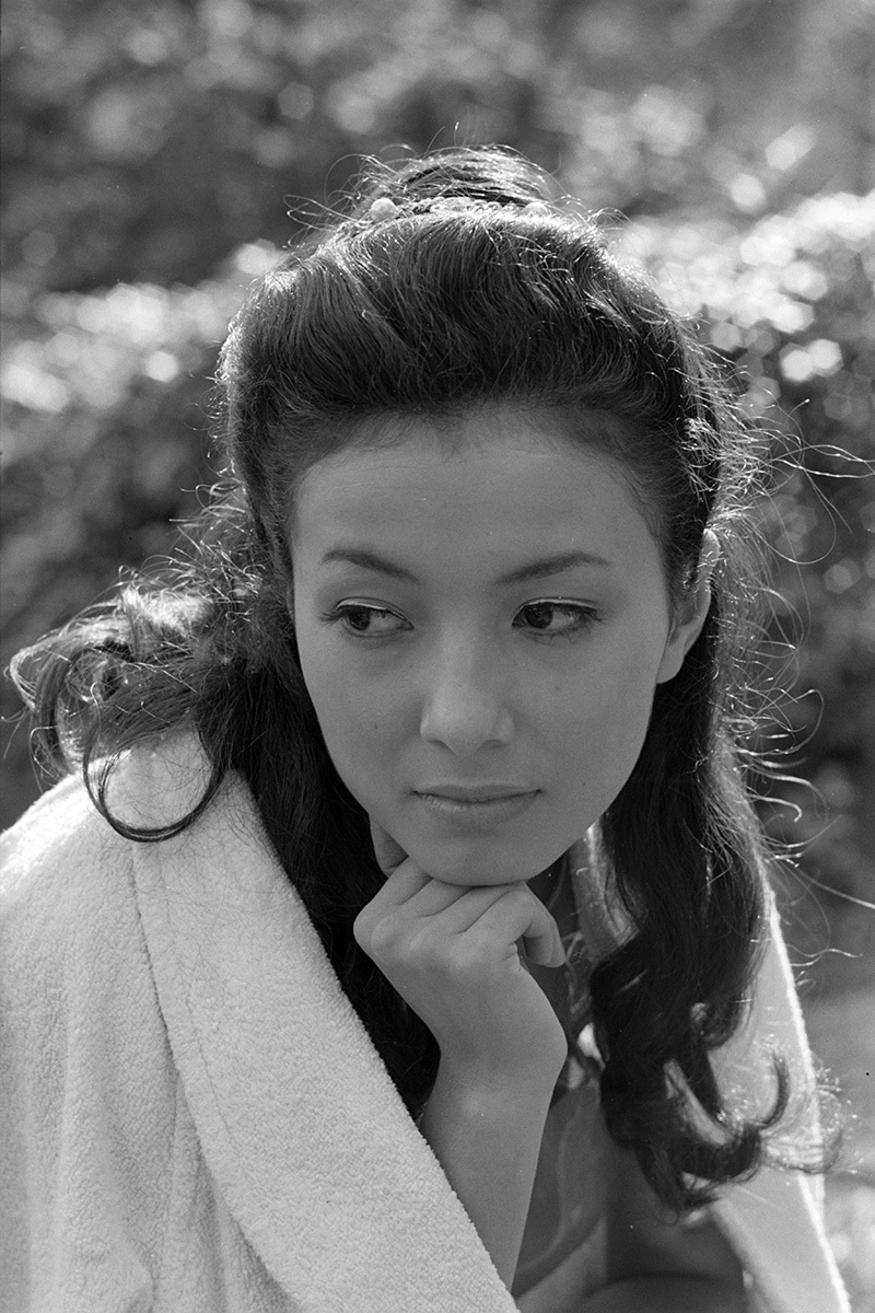 チャーミングな笑顔を見せる女優・中山麻理さん