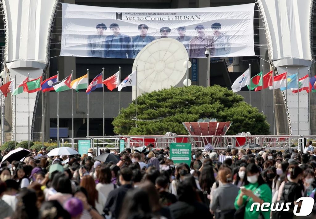 2022年釜山コンサートでのBTSファン「ARMY」。K-POP大規模公演の観客熱気を捉えた写真。