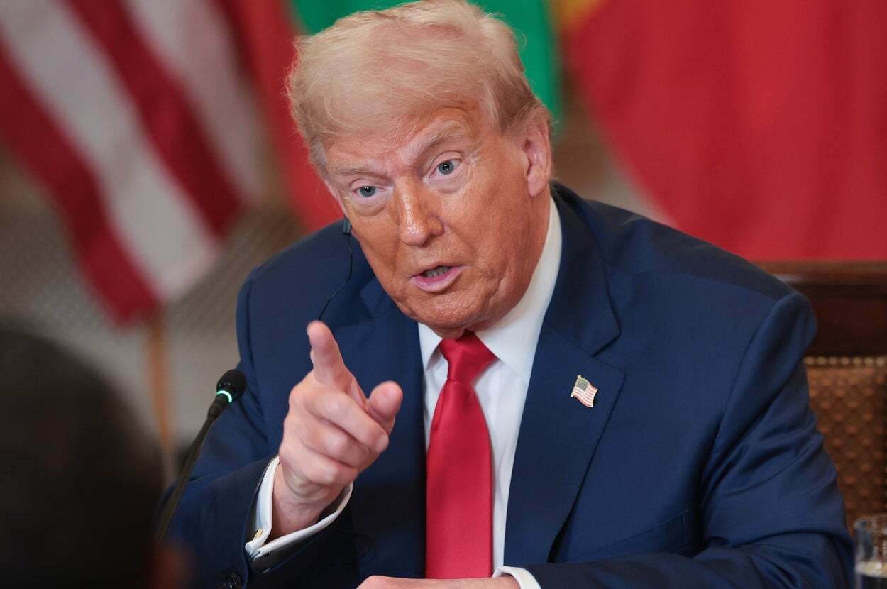 ドナルド・トランプ前米大統領の肖像。ディープフェイク動画拡散のニュースに関連。