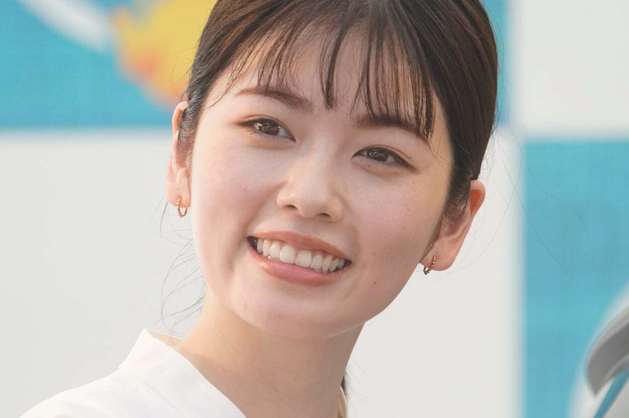 ドラマ『私の夫と結婚して』共演中の小芝風花さんと佐藤健さんが笑顔で写るツーショットオフショット