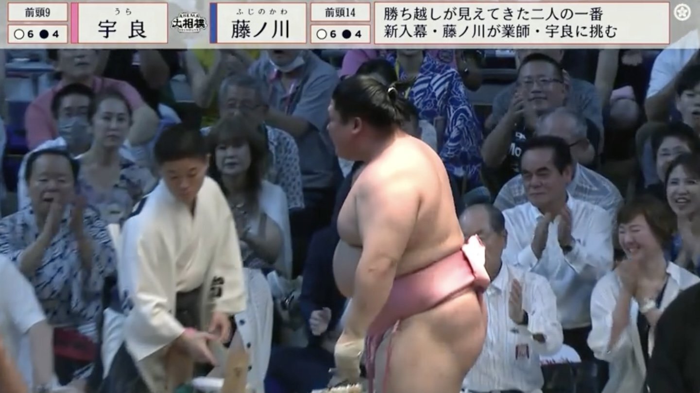 シゲです。宇良 宇良、悔しい反則負け 反り技から出し投げも、まげに手が掛かる