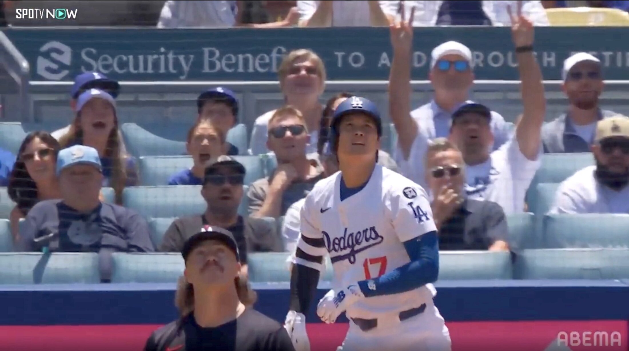 大谷翔平「バットフリップ」フーディー　公式認可 もはやアートだろ！」大谷翔平の“華麗なバットフリップ”にファン