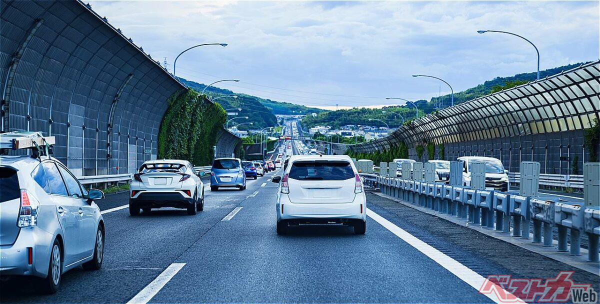 高速道路の渋滞で車が連なっている様子。渋滞緩和が期待される新しい運転方法の導入。
