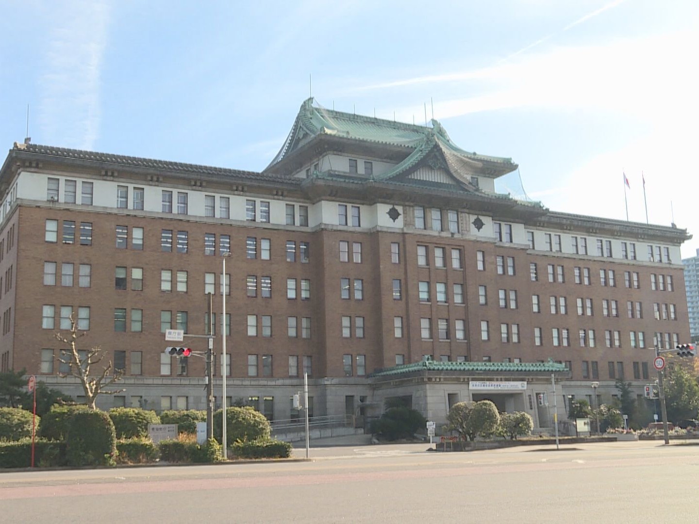 愛知県庁舎の外観、公立高校入試の内申書変更に関する発表を示す