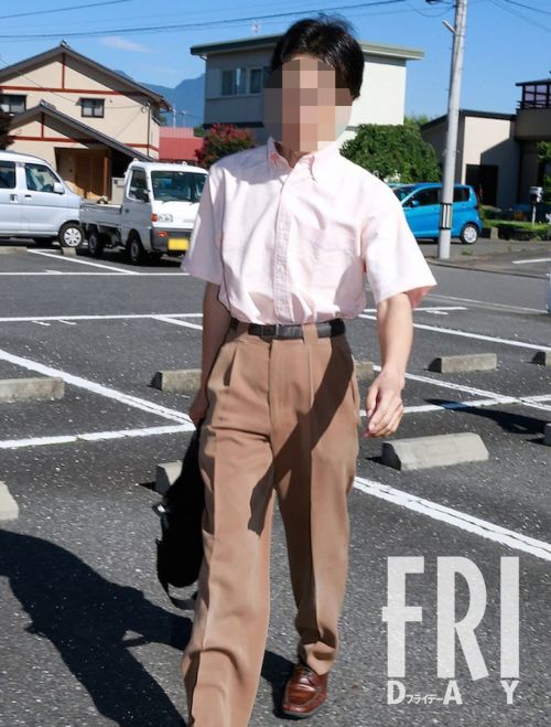医療事故後に姿を消していた群馬大学病院の執刀医X氏がFRIDAYの直撃取材に応じる様子