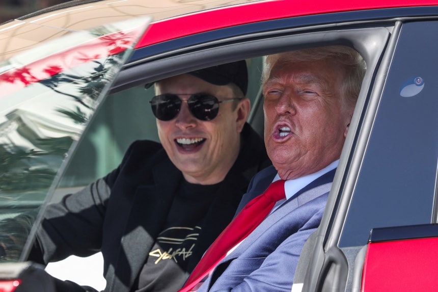 ホワイトハウス前でテスラ車から挨拶するトランプ大統領とイーロン・マスク氏